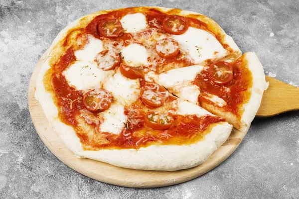 Pizza med ost, tomater och basilika på grå bakgrund — Stockfoto