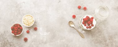 Glanola cam Ahududu ve gri bir adam nane ile