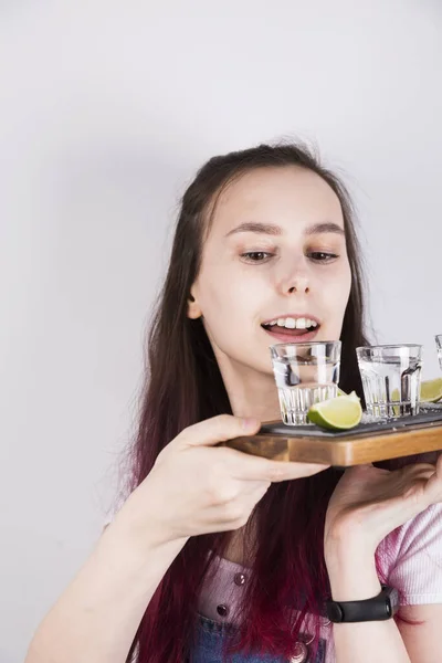 Mladá Dívka Růžovými Vlasy Drží Dřevěný Tác Záběry Tequily Vápna — Stock fotografie