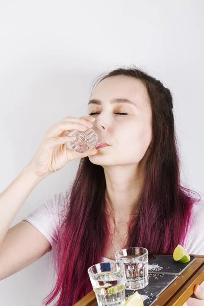 Giovane Ragazza Con Capelli Rosa Beve Colpo Tequila Sfondo Grigio — Foto Stock