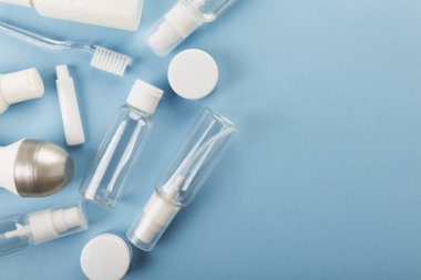 Mavi arka planda küçük bir şişe var. Üst görünüm, alanı kopyala