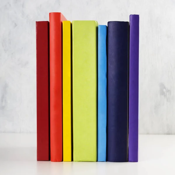 Pilha Livros Coloridos Arco Íris Sobre Fundo Branco — Fotografia de Stock