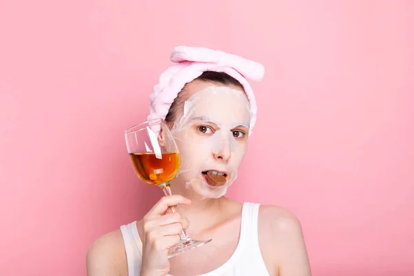 Donna Con Maschera Cosmetica Sul Viso Tiene Bicchiere Vino Bianco — Foto Stock