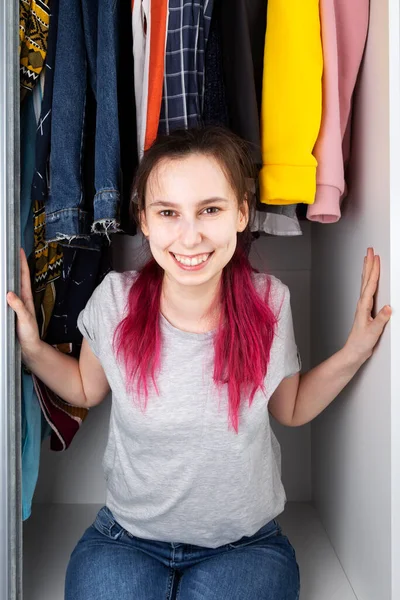 Jovencita Feliz Sale Del Armario Sonríe — Foto de Stock