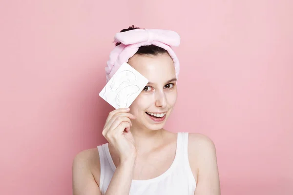 Jovencita Sostiene Mano Parches Para Los Ojos Sonrisas Sobre Fondo — Foto de Stock