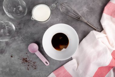 Popüler Kore Dalgon kahvesini adım adım pişiriyorum. Kahve, şeker ve sıcak su, kahve hazırlamak için çırpma kabına eklenir. Düz Yat, üst görünüm