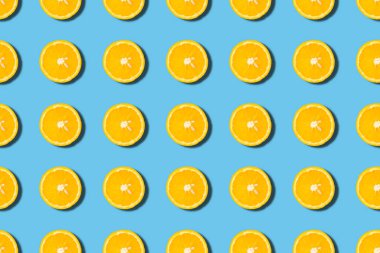 Mavi arka planda turuncu yarımların renksiz desenleri. Üst görünüm