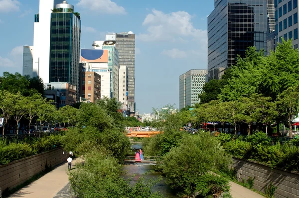 Cheonggyecheon arroyo en Seúl, Corea del Sur en verano — Foto de Stock