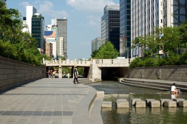 Yaz aylarında Cheonggyecheon akışı Seoul, Güney Kore