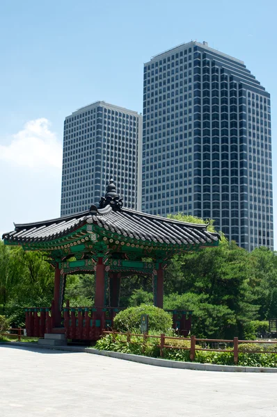 Moderne Gebäude auf yeouido in seoul im Sommer — Stockfoto