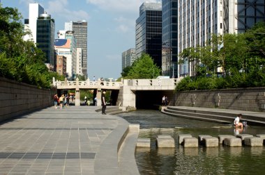 Yaz aylarında Cheonggyecheon akışı Seoul, Güney Kore