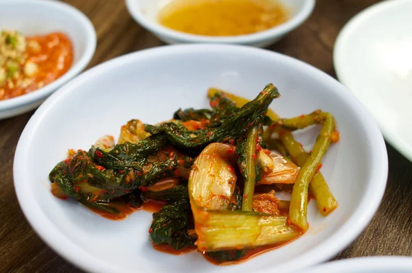 Корейська варіть кимчи салат на білий плита — стокове фото