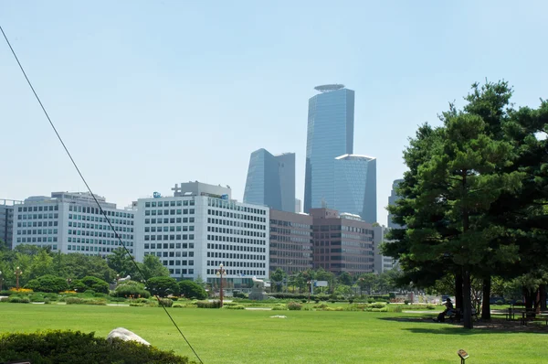 Edificios modernos en Yeouido en Seúl en verano — Foto de Stock