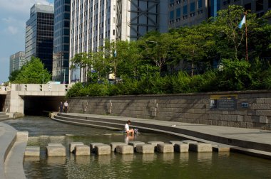 Yaz aylarında Cheonggyecheon akışı Seoul, Güney Kore