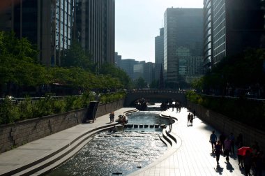 Yaz aylarında Cheonggyecheon akışı Seoul, Güney Kore