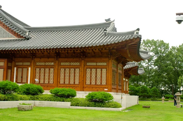 Traditionella koreanska hus på sommaren, Sydkorea — Stockfoto