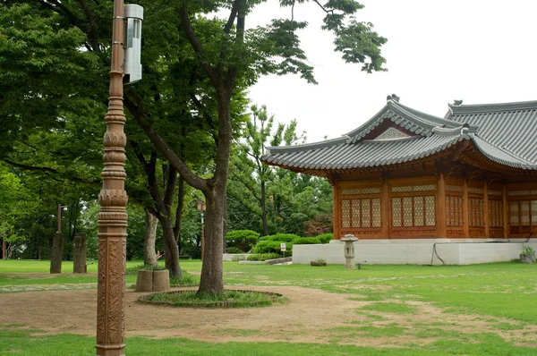 在夏天，韩国传统韩屋 — 图库照片