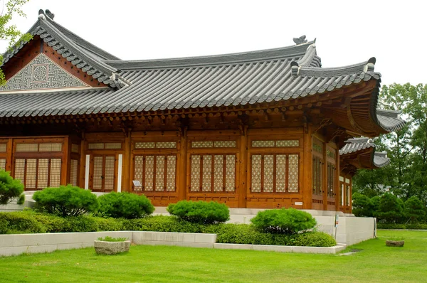 Традиционный корейский дом летом, Южная Корея — стоковое фото