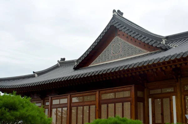 Traditionelles koreanisches Haus im Sommer, Südkorea — Stockfoto