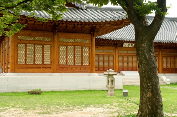 Casa tradizionale coreana in estate, Corea del Sud — Foto Stock