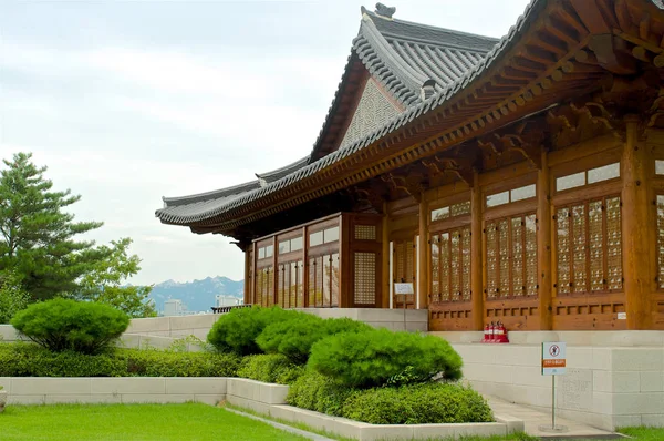 Traditionelles koreanisches Haus im Sommer, Südkorea — Stockfoto