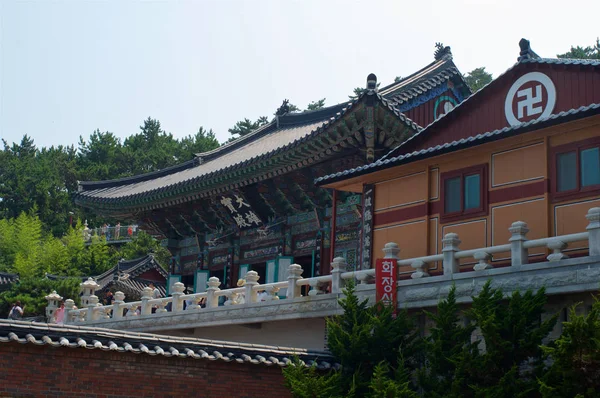 Buddhist temple in Busan in summer — Stockfoto