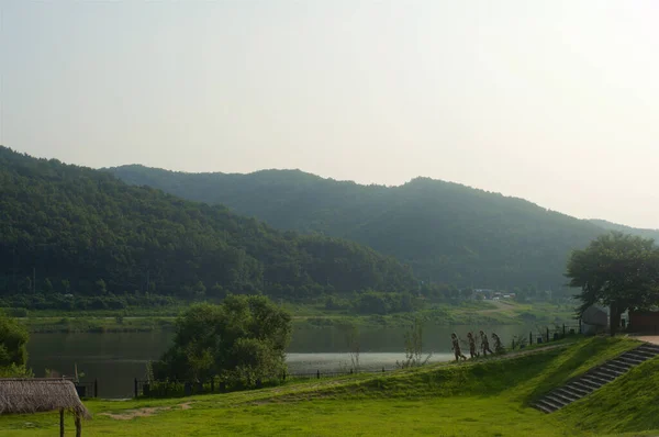 韓国の公州にある公園で 夏は川と畑があります — ストック写真