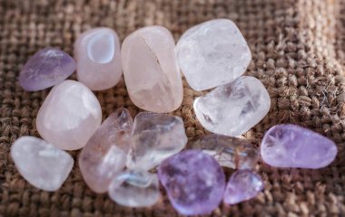 Yerli çeşitli kuvars taşlar