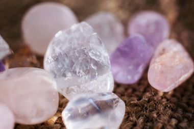 Yerli çeşitli kuvars taşlar