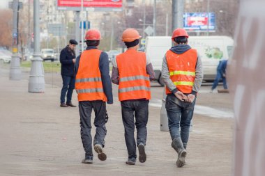 Bir mimarın üçü arka planda gider.