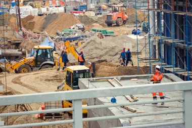 İnşaat alanı ve inşaat işçileri çalışıyor