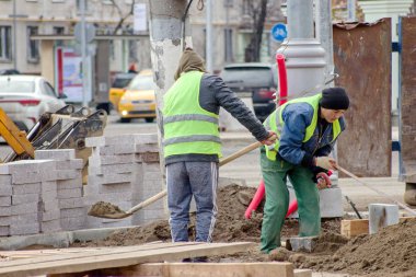 İşçiler asfaltı değiştirmek için çalışıyorlar