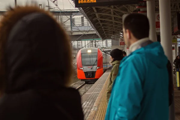 Czekam Elektryczny Pociąg Jaskółka Stacji Moskiewskiego Centralnego Pierścienia — Zdjęcie stockowe