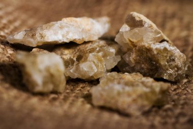 Büyüyen doğal kuvars kristalleri olan beş kaya parçası.