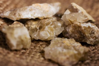 Büyüyen doğal kuvars kristalleri olan beş kaya parçası.