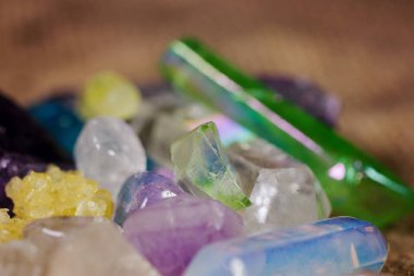 Çeşitli yarı değerli taşlar kristallerle çevrili.