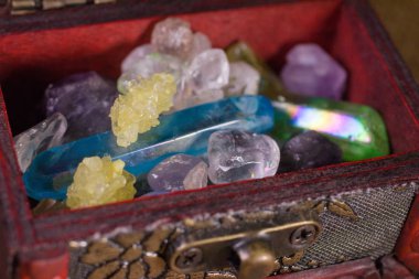 Çeşitli yarı değerli taşlar göğsünde kristallerle kapanır.