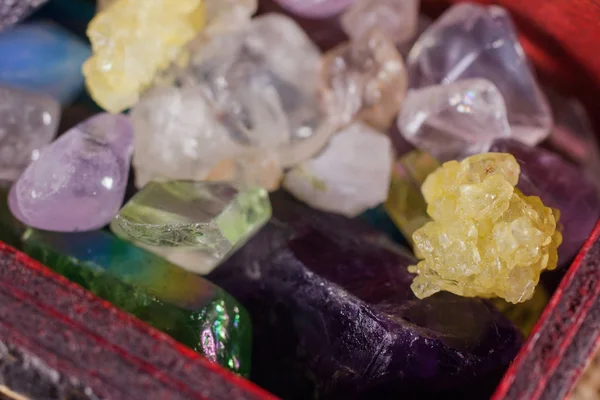 Çeşitli Yarı Değerli Taşlar Kristallerle Çevrili — Stok fotoğraf