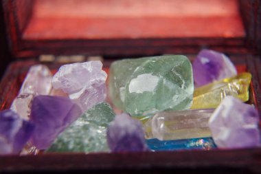 Çeşitli kristal-yarı-değerli mineraller