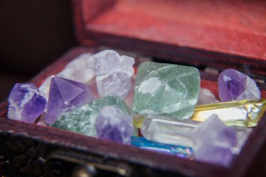 Çeşitli kristal-yarı-değerli mineraller