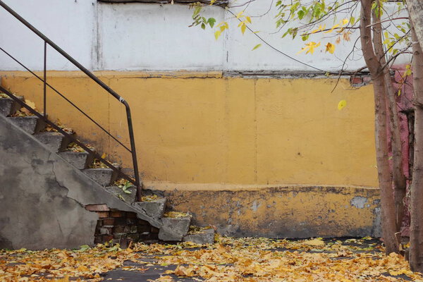 Осенний эскиз для шаблона с фрагментом старого дома и разваливающимися ступенями
