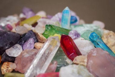 Kristal, çeşitli kaya ve boyutlarda mineral taşları