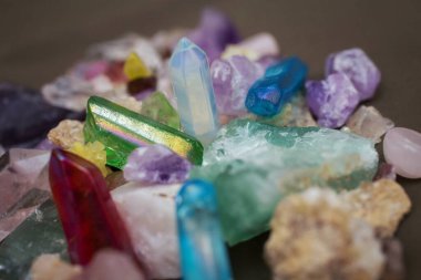 Kristal, çeşitli kaya ve boyutlarda mineral taşları