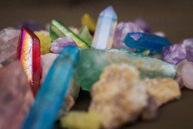 Kristal, çeşitli kaya ve boyutlarda mineral taşları