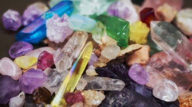 Kristal, çeşitli kaya ve boyutlarda mineral taşları