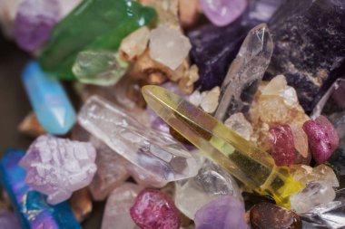 Kristal, çeşitli kaya ve boyutlarda mineral taşları