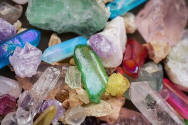 Kristal, çeşitli kaya ve boyutlarda mineral taşları