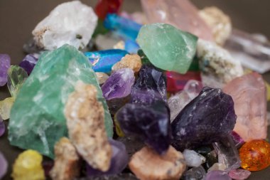 Kristal, çeşitli kaya ve boyutlarda mineral taşları