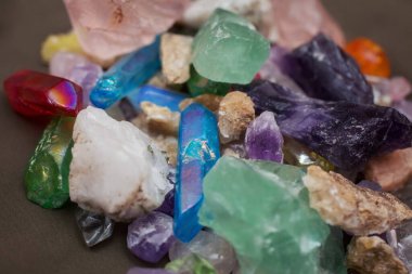 Kristal, çeşitli kaya ve boyutlarda mineral taşları