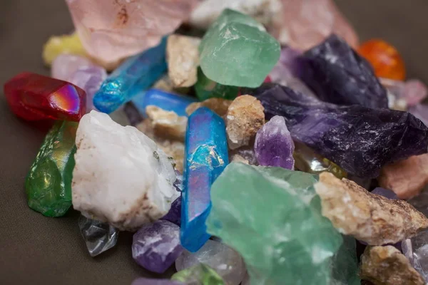 Kristal, çeşitli kaya ve boyutlarda mineral taşları